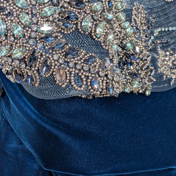 Marchesa Off The Shoulder Embellished Velvet Gown Blue Beaded Size 8 Preowned - Picture 8 of 15